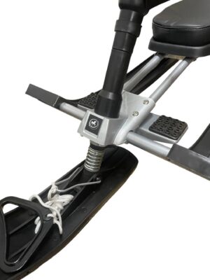 Детский снегокат MUSTANG с амортизатором и бечевкой.